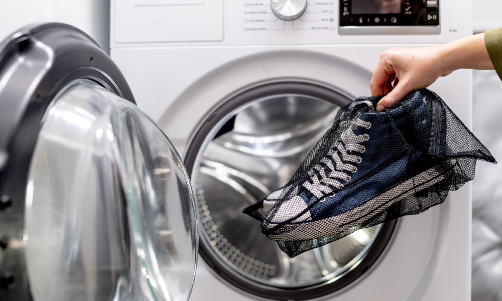 Truques para lavar os ténis na máquina e deixá-los como novos